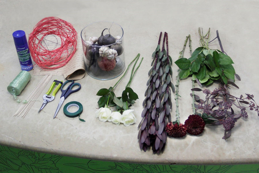 секатор, ножиці   тейп-стрічка   бандебаст (мотузка)   шпажки для овочів   готовий каркас для букета   папір для упаковки