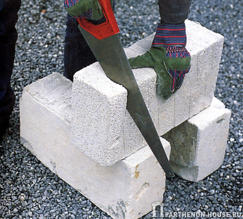 Блоки з пористого бетону легко пиляти вручну за допомогою ножівки або стрічкової електропилки