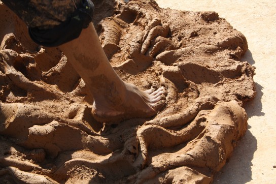Переминається глину можна ногами, що значно спрощує процес