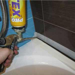 Заливка шва між ванною і стіною монтажною піною є одним з найпростіших способів вирішення проблеми