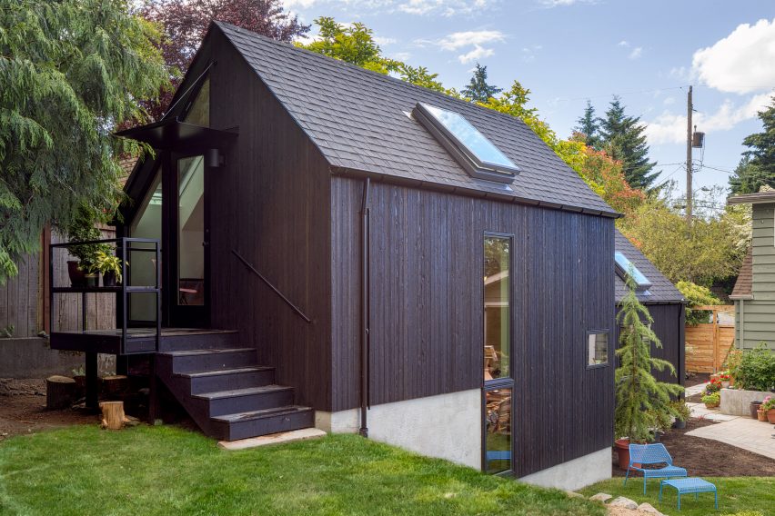 Фирма Best Practice Architecture из Сиэтла превратила неиспользуемый гараж в городе в   черный дом   для пожилого родственника владельцев