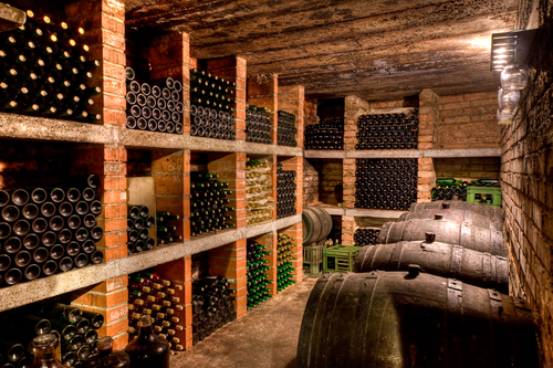 Ідеальним місцем для зберігання вина, є винний підвал або льох, де підтримується постійна температура і оптимальна вологість