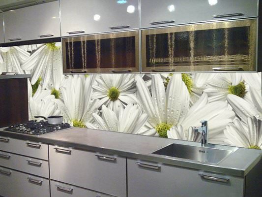 Для виготовлення кухонних скло-панелей застосовується гартоване скло   Дзеркальний фартух візуально розширює простір невеликої кухні