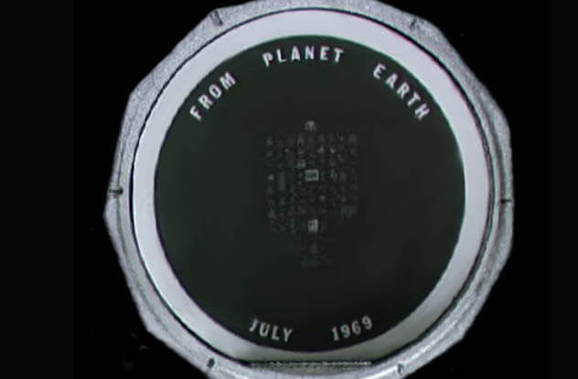 Однією з речей, які Армстронг і Олдрін повинні були залишити на поверхні Місяця, був кремнієвий диск розміром з полудолларовую монету (4 сантиметри в діаметрі)