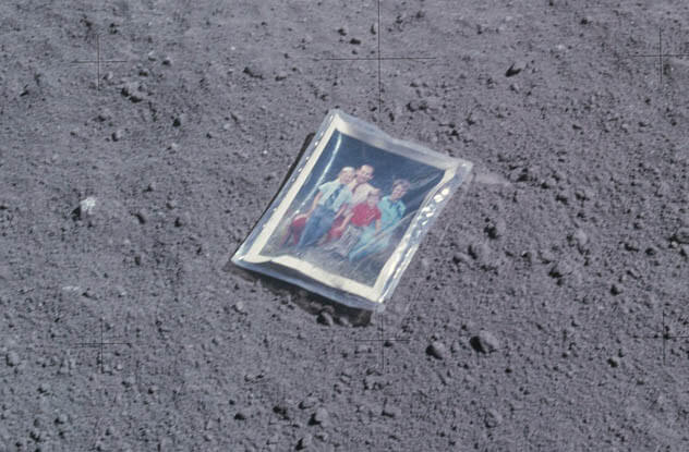 Астронавти брали на Місяць і фотознімки, але найвідоміший - це той, який залишив астронавт «Аполлона-16» Чарльз Дюк на поверхні супутника