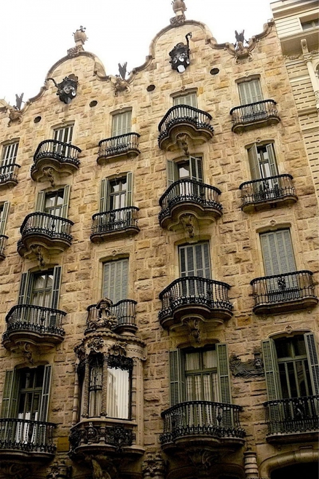 Будівництво знаменитого будинку Кальвет велося в Барселоні в період з 1898 по 1900 рік