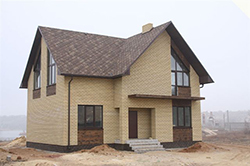 Оздоблення цегляного фасаду може бути різноманітною: від штукатурення до облицювання відповідним типом цегли Виконання зовнішньої обробки фасаду цегляних будинків, як правило, є завершальним етапом всіх проведених будівельних робіт
