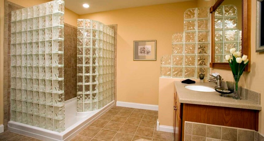 Склоблоки у ванній кімнаті - це чудова можливість зонування невеликого приміщення за допомогою легкої прозорої або напівпрозорої перегородки