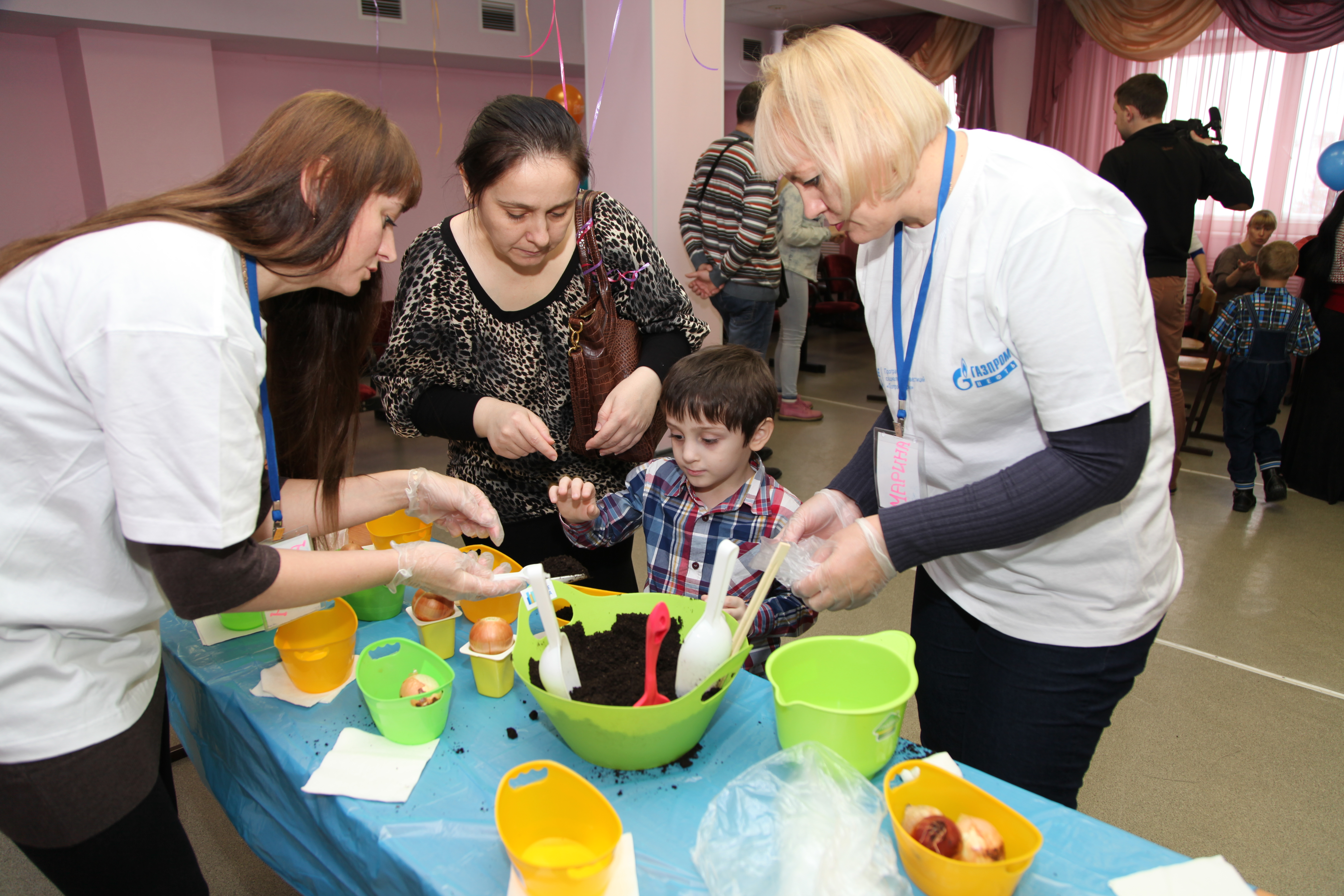 Тринадцять співробітників «Газпромнефть-Муравлєнко» 18 жовтня 2015 р провели волонтерську акцію «Ростемо разом» для 22 сімей, в яких виховуються діти з обмеженими можливостями здоров'я