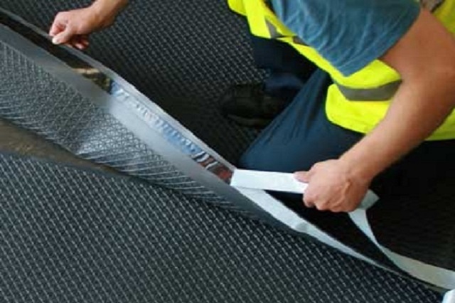 Для такого покриття бетонну підлогу необхідно обробити праймером - спеціальним складом, виготовленим на бітумної основі