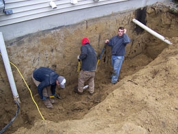 Якщо будинок з цокольним поверхом або глибоким підвальним приміщенням планується побудувати на глинистих або суглинних грунтах, то пристінний дренаж фундаменту повинен бути передбачений в проекті спочатку
