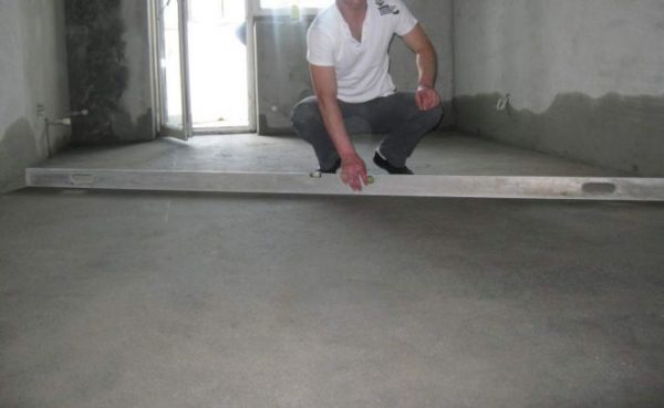 Маяком послужить профіль з металу, який встановлюють на цементний розчин по всьому периметру підлоги приміщення