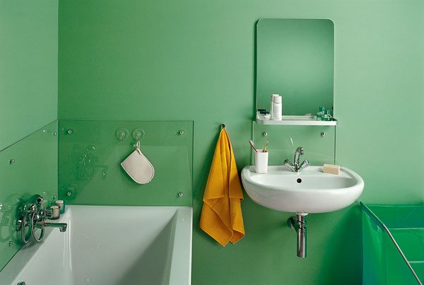 Для того щоб продовжити термін життя створеного покриття незайвим було б в місцях, де максимальна ймовірність попадання води, на стіни у самої ванни і у умивальника встановлювати скляні панелі