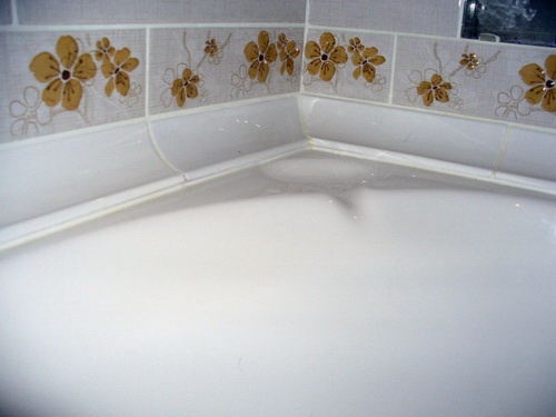 Якщо при ремонті не встановити бордюр для ванни на плитку, то можна навіть не сумніватися, що після першого ж прийому ванни на підлозі виявиться дуже багато води