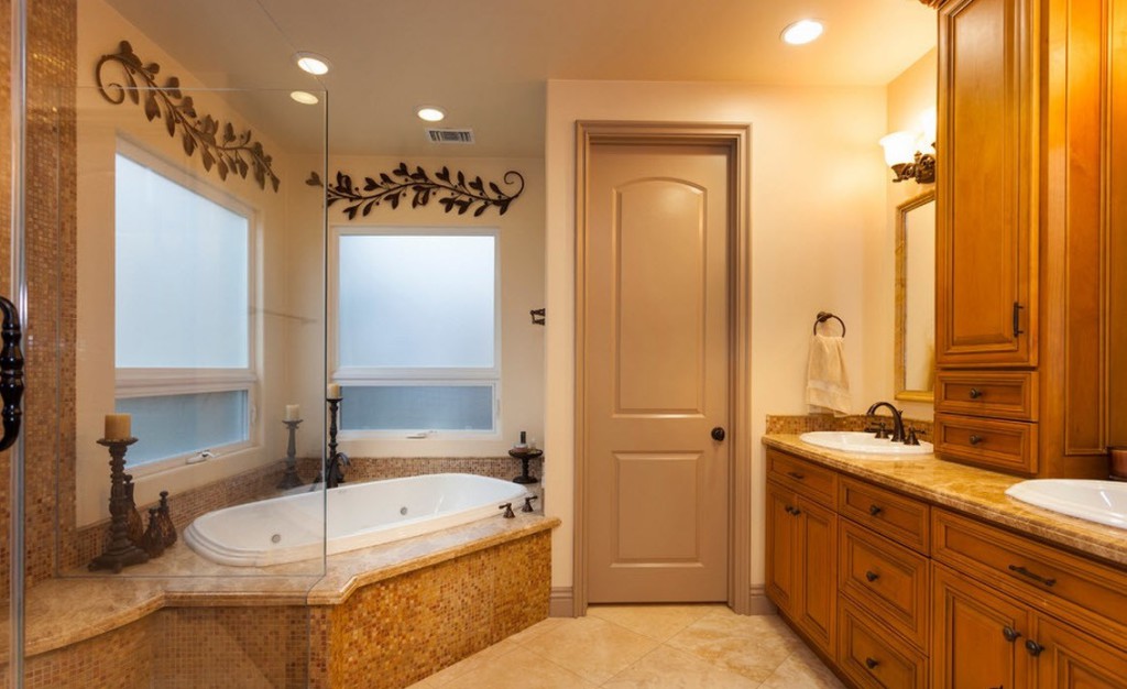 А при формі ванної кімнати, наближеною до квадрату, кутова ванна в типових плануваннях повинна зайняти місце стандартної «сестри»