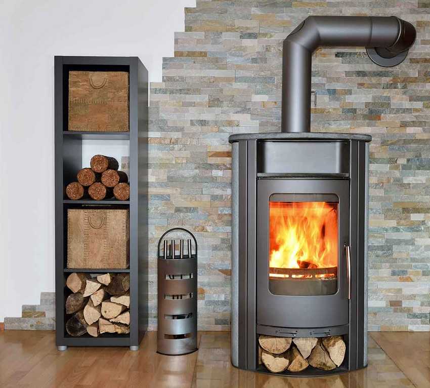 А ось в приватному будинку, особливо заміському, дров'яної камін допоможе створити неповторну атмосферу домашнього затишку, стане додатковим джерелом тепла і навіть осередком для приготування їжі