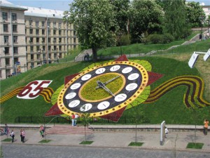 У центрі Києва в кінці серпня побачили світ найбільші в усьому світі квітковий годинник на схилі вулиці Університетській в межах Майдану Незалежності