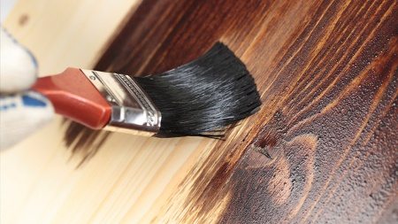 Забарвлення деревини - це ефективний спосіб уберегти матеріал від передчасного руйнування під впливом навколишнього середовища і прикрасити його поверхню
